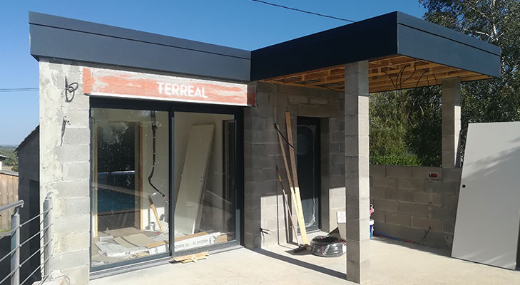 Habillage façade de maison avec bandeau gris anthracite