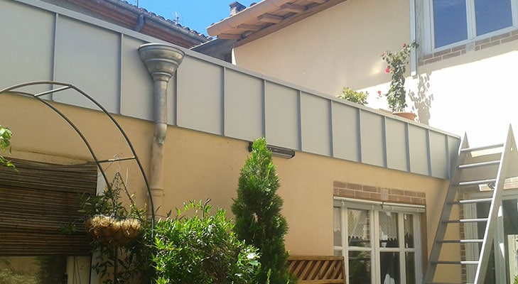 Habillage coiffe de terrasse de maison avec bandeau 